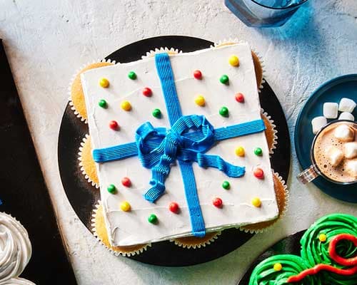 Gift Pull-Apart Cake decorated with buttercream icing in gift box design